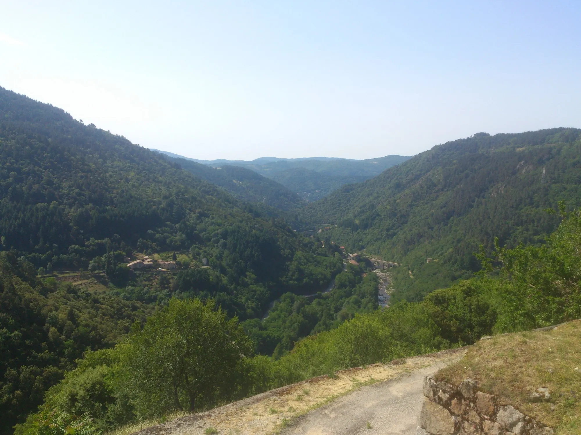 Route de montagne serpentant dans les collines ardéchoises